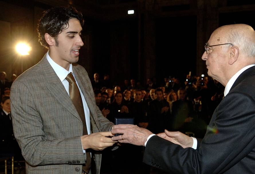 Magnini con il presidente Napolitano alla consegna al Quirinale dei premi agli atleti campioni del mondo nel 2006. (Ap)